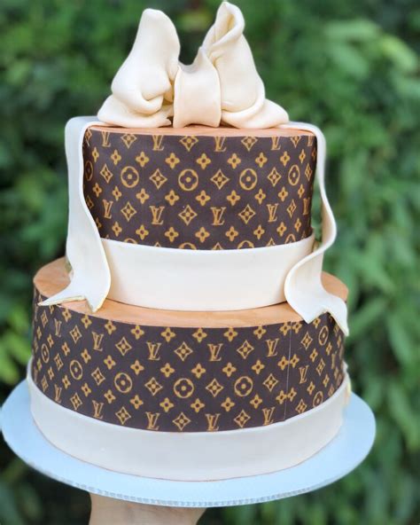 Louis Vuitton Print Cake by Casa Cakie (@casacakie).